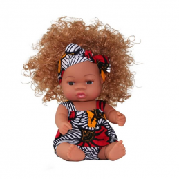 Lola poupée afro-antillaise aux cheveux blonds bouclés porte un ensemble imprimé aux fleurs d'hibiscus