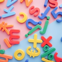 Puzzles pour apprendre les chiffres les lettres les couleurs